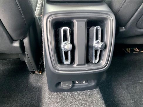 Used 2023 Volvo XC40 Recharge Ultimate image 38