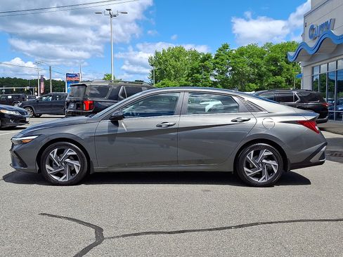 Used 2025 Hyundai Elantra SEL FWD image 7