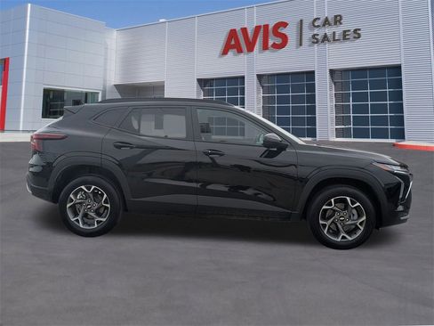 Used 2025 Chevrolet Trax LT w/ LT Convenience Package image 5