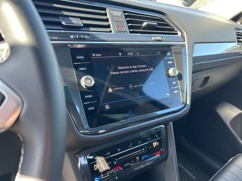 Used 2022 Volkswagen Tiguan SE AWD/4WD image 9
