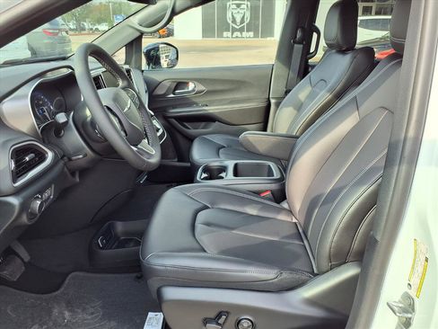New 2026 Chrysler Voyager LX image 11