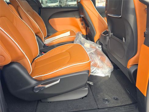 New 2026 Chrysler Pacifica Pinnacle image 9