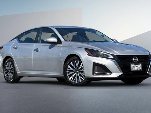 Certified 2023 Nissan Altima 2.5 SV FWD image 2