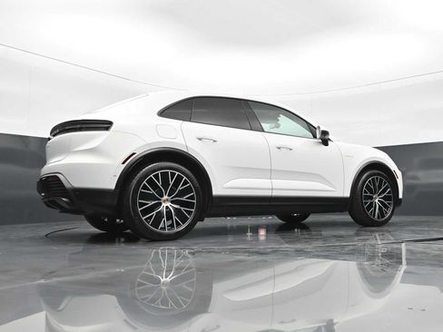 Certified 2025 Porsche Macan Electric RWD image 42