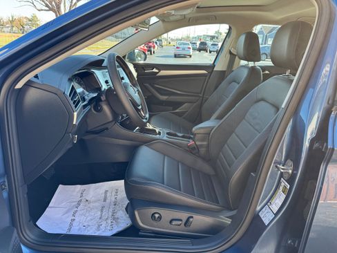 Used 2021 Volkswagen Jetta SE w/ SE Cold Weather Package image 9