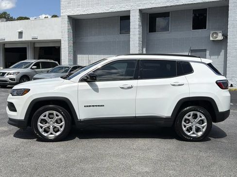 Used 2024 Jeep Compass Latitude AWD/4WD image 2