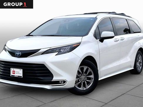 Used 2024 Toyota Sienna XLE FWD image 1
