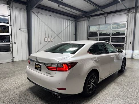 Used 2018 Lexus ES 350 w/ Luxury Package w/Wood Trim FWD image 16