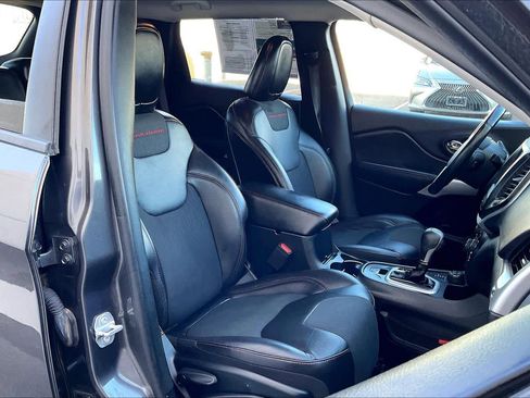 Used 2018 Jeep Cherokee Trailhawk image 9