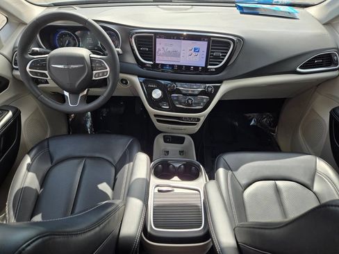 Used 2023 Chrysler Pacifica Touring-L FWD image 14