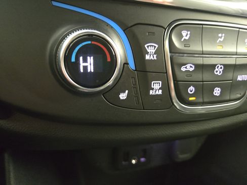 Used 2023 Chevrolet Traverse LT w/ Rear Camera Mirror Package image 27