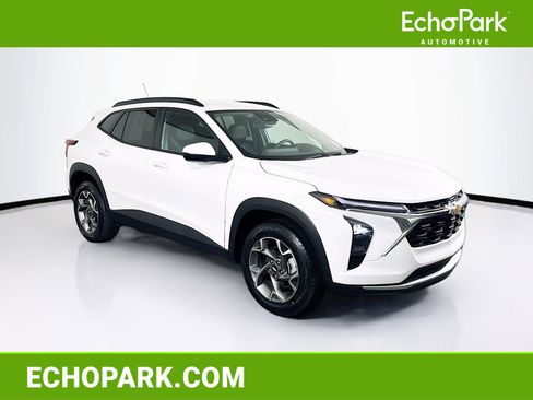 Used 2025 Chevrolet Trax LT FWD image 1