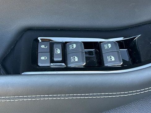 Used 2025 Jeep Grand Cherokee Overland w/ Advanced Protech Group III AWD/4WD image 11