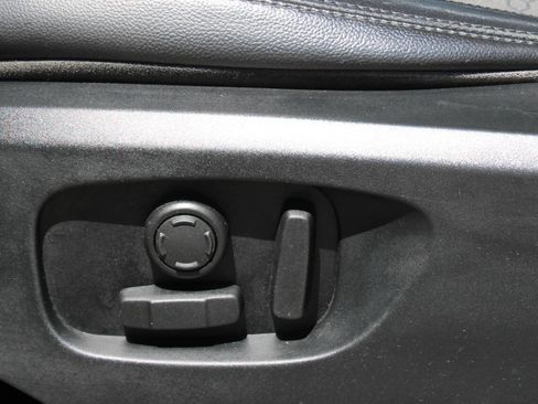 Used 2017 Land Rover Discovery Sport SE image 24