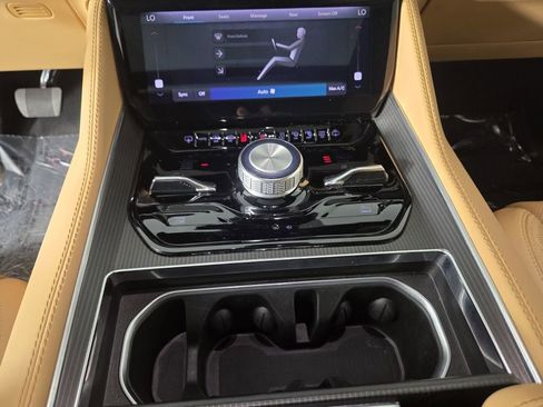 Used 2025 Jeep Grand Wagoneer Series III w/ Rear Seat Video Group 1 AWD/4WD image 19