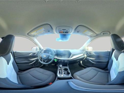 Used 2025 Chevrolet Trax LS FWD image 35