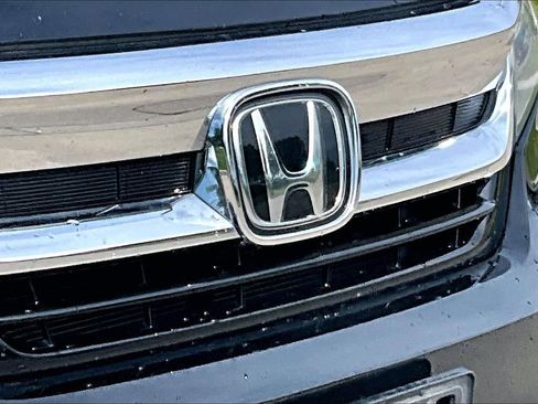 Used 2021 Honda Pilot Touring image 11