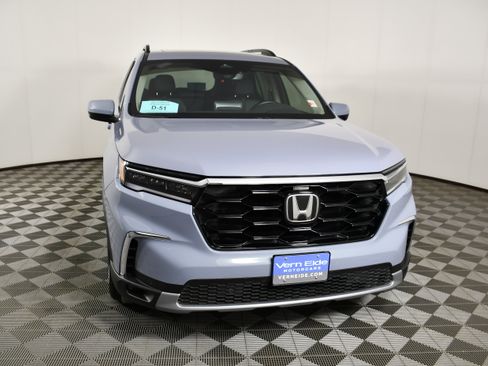 Certified 2025 Honda Pilot Touring image 3