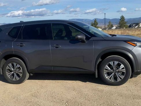 Used 2021 Nissan Rogue SV image 2