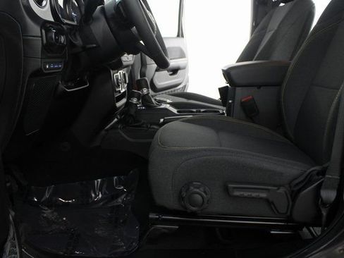 Used 2025 Jeep Wrangler Unlimited Sahara image 15