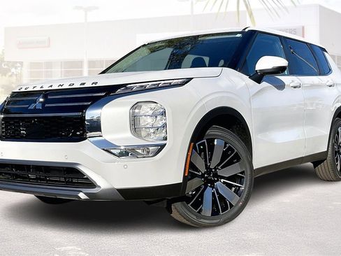New 2026 Mitsubishi Outlander SE image 2