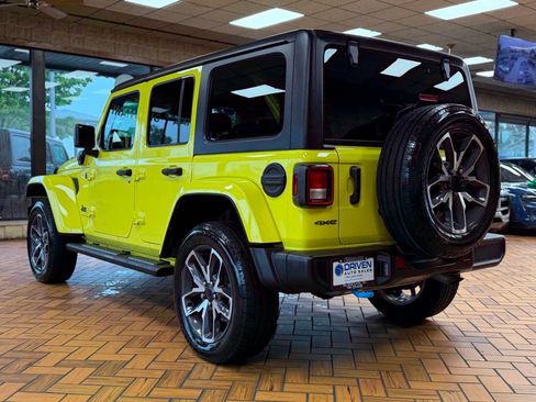 Used 2024 Jeep Wrangler Unlimited w/ Convenience Group AWD/4WD image 5