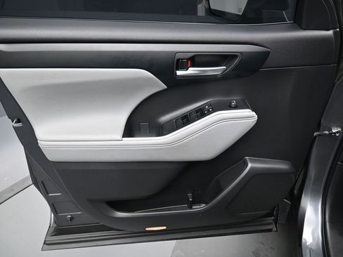 Used 2023 Toyota Highlander XLE image 11