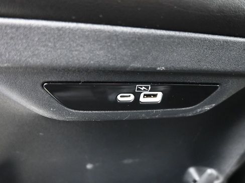 Used 2023 Chrysler Pacifica Touring-L image 34