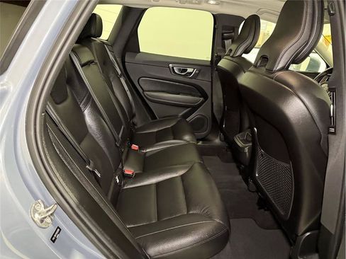 Used 2022 Volvo XC60 B5 Momentum image 27