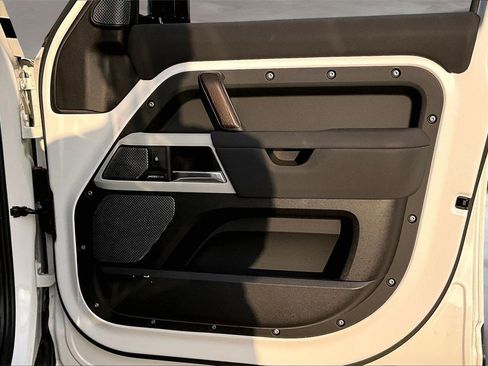 Used 2023 Land Rover Defender 110 S image 19