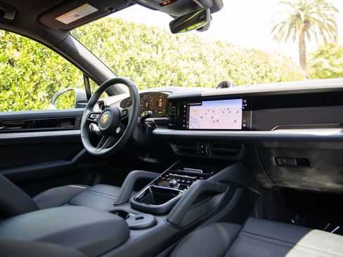 Certified 2026 Porsche Cayenne AWD/4WD image 18