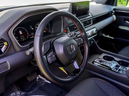 Used 2025 Honda Pilot Sport image 9