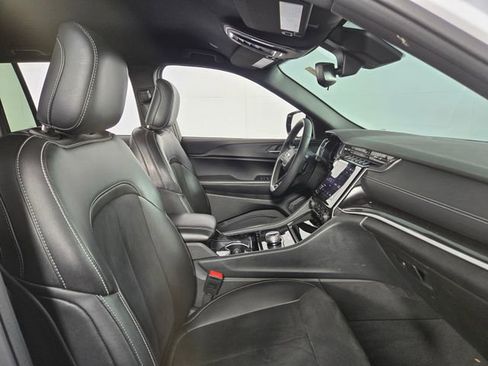 Used 2023 Jeep Grand Cherokee Altitude image 14