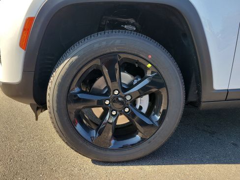 New 2025 Jeep Grand Cherokee Altitude RWD image 10