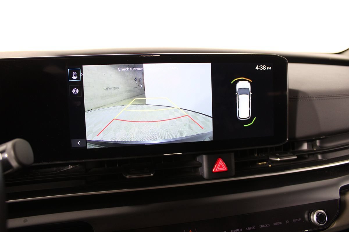 Used 2025 Kia Carnival FWD image 32