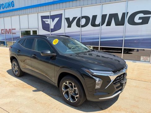 Used 2025 Chevrolet Trax LT FWD image 2