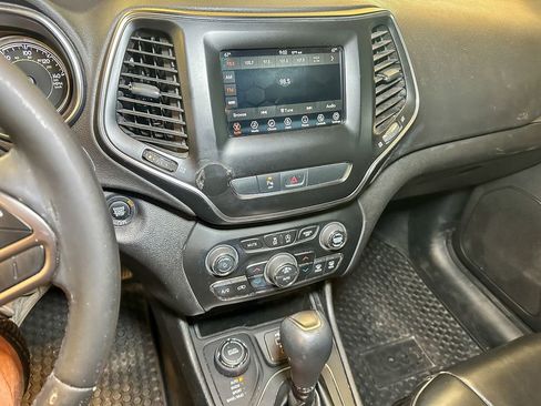 Used 2019 Jeep Cherokee Latitude Plus w/ Comfort/Convenience Group AWD/4WD image 12