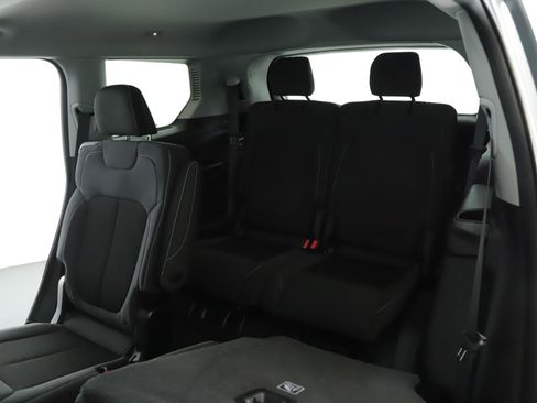 Used 2023 Jeep Grand Cherokee L Laredo image 6