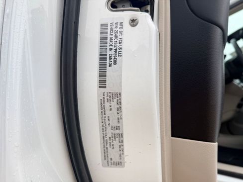 Used 2023 Chrysler Pacifica Touring-L image 19