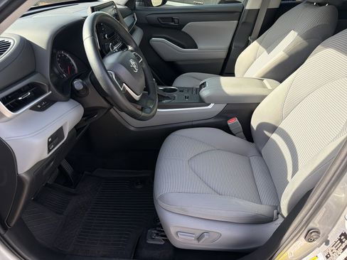 Used 2022 Toyota Highlander LE FWD image 19
