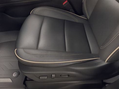 Used 2023 GMC Yukon SLT image 16