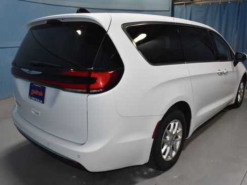 Used 2023 Chrysler Pacifica Touring-L FWD image 26