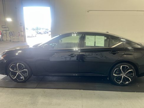 Used 2024 Nissan Altima 2.5 SR FWD image 11