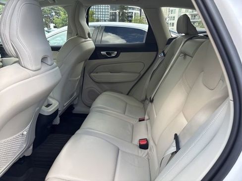 Used 2023 Volvo XC60 B5 Plus image 8