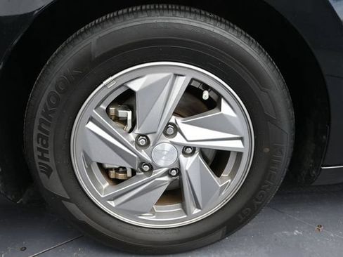 Used 2025 Hyundai Elantra SE FWD image 22