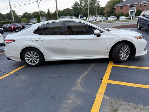 Used 2018 Toyota Camry LE FWD image 4