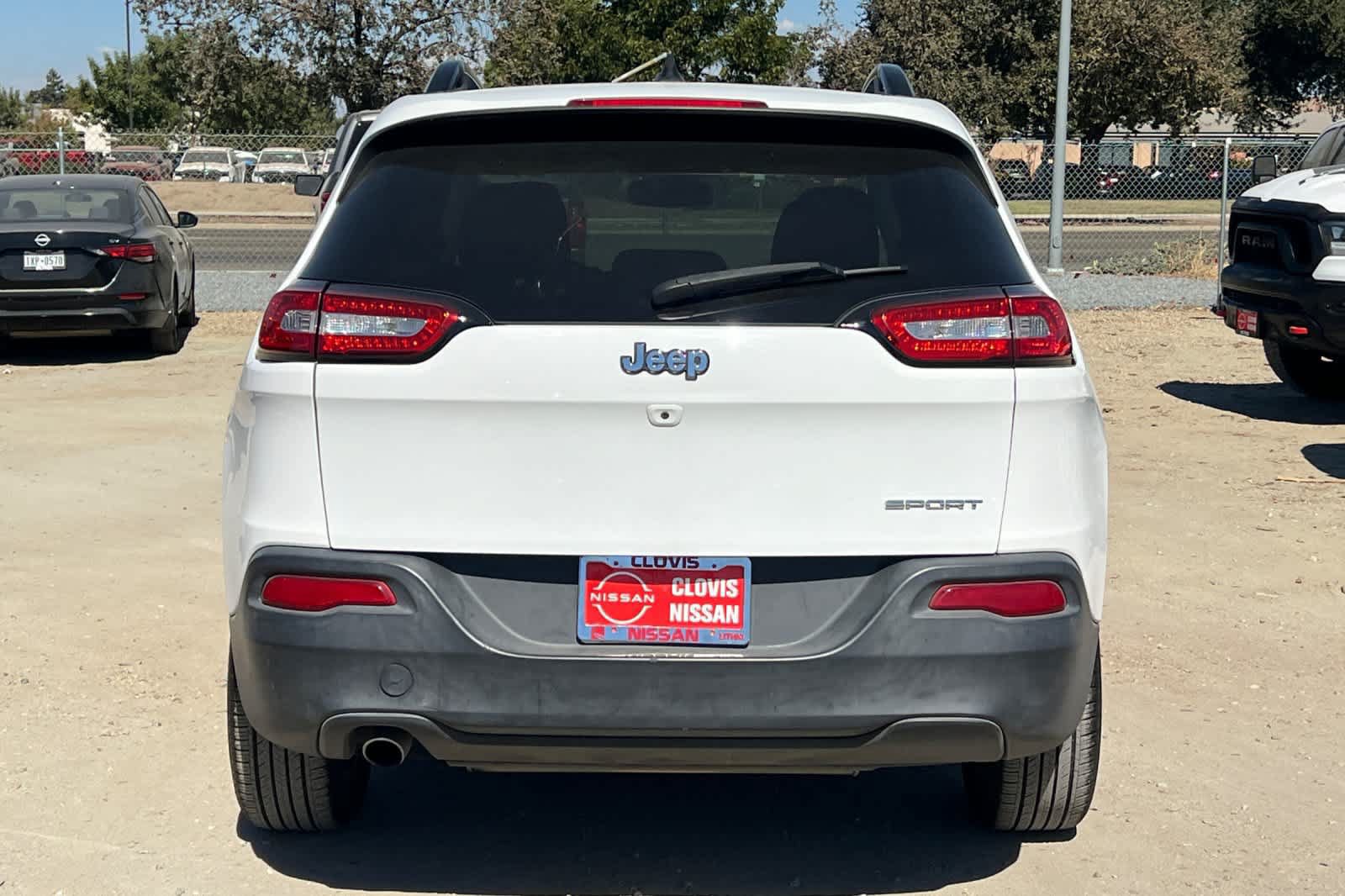 Used 2016 Jeep Cherokee Sport FWD image 8