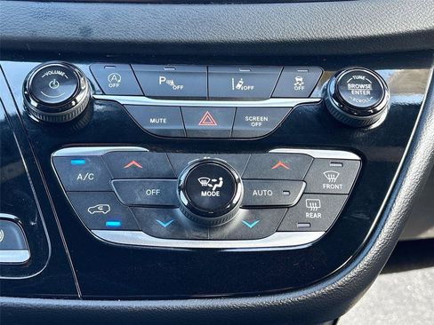 Used 2025 Chrysler Pacifica Select FWD image 17