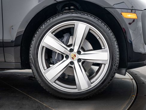 Certified 2026 Porsche Macan Turbo AWD/4WD image 11