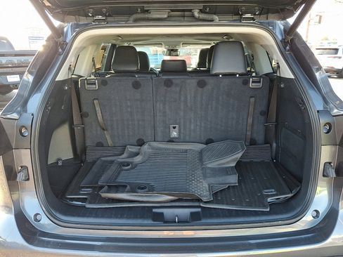 Used 2022 Toyota Highlander XLE image 18